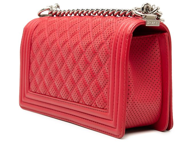 Chanel Boy Flap en piel de cordero perforada acolchada rojo old medium Roja - vista 2