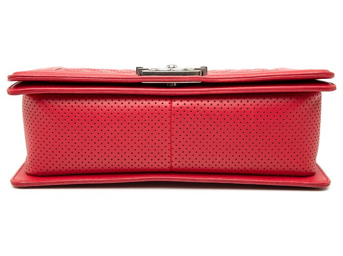 Chanel Boy Flap en piel de cordero perforada acolchada rojo old medium Roja - vista 3