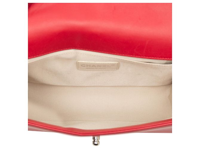 Chanel Boy Flap en piel de cordero perforada acolchada rojo old medium Roja - vista 4