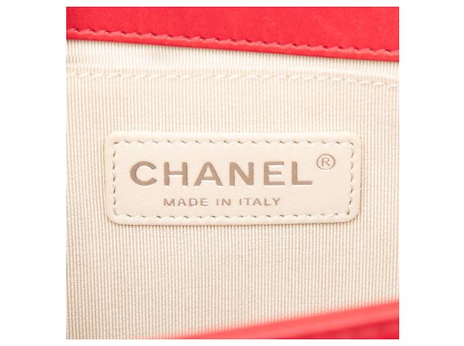 Chanel Boy Flap en piel de cordero perforada acolchada rojo old medium Roja - vista 5