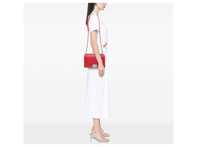 Chanel Boy Flap en piel de cordero perforada acolchada rojo old medium Roja - vista 7