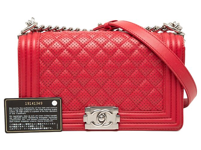 Chanel Boy Flap en piel de cordero perforada acolchada rojo old medium Roja - vista 8