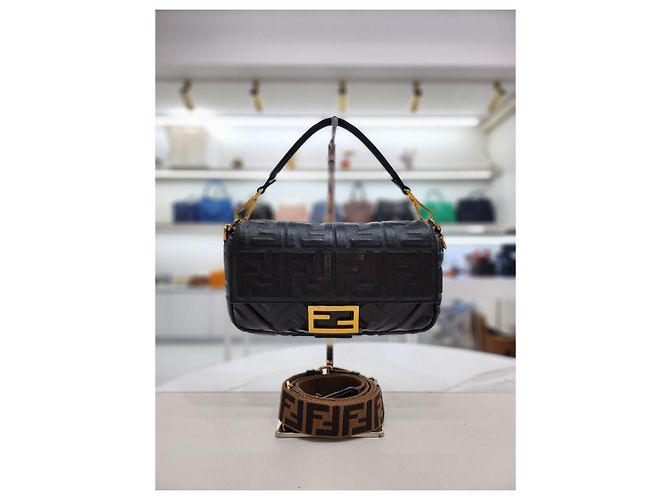 Fendi Baguette Leder Tote und Crossbody Bag in Schwarz, Größe Medium - Ansicht 2