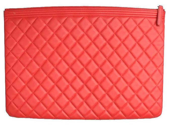 Chanel Clutch Large Boy in Agnello Trapuntato Rosso con Finiture Oro - vista 2