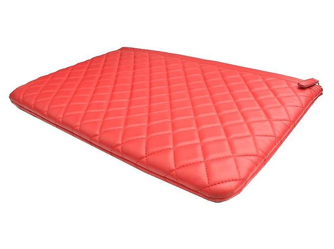 Chanel Clutch Large Boy in Agnello Trapuntato Rosso con Finiture Oro - vista 3