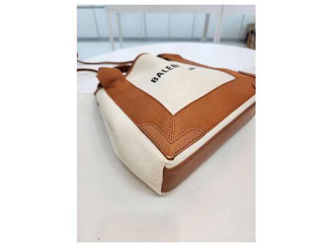Balenciaga Cabas XS Camel Tote e Borsa a Spalla Marrone - vista 17