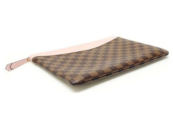 Louis Vuitton Clutch Daily Pouch in tela Damier Ebene Rose Powder Marrone - vista 4