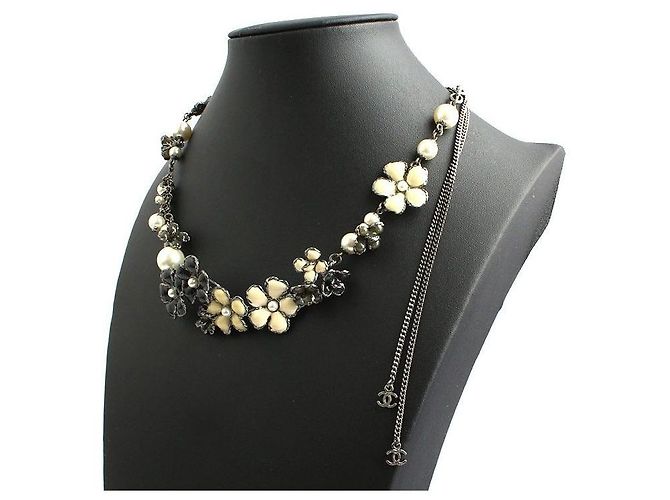 Chanel Collana con ciondolo logo CC fiore di perla argentata Nero - vista 2