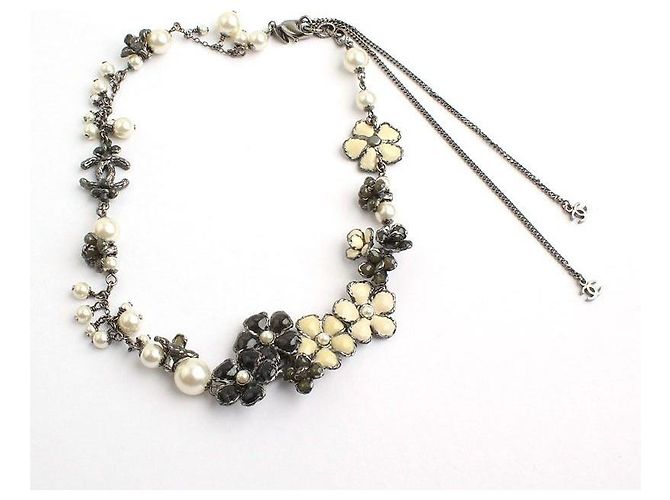 Chanel Collana con ciondolo logo CC fiore di perla argentata Nero - vista 3