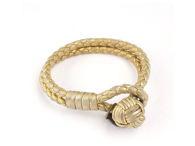 Bottega Veneta Bracciale charm rotondo in pelle intrecciata e metallo dorato D'oro - vista 2