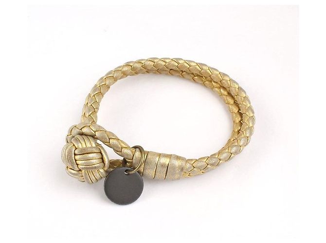 Bottega Veneta Bracciale charm rotondo in pelle intrecciata e metallo dorato D'oro - vista 3