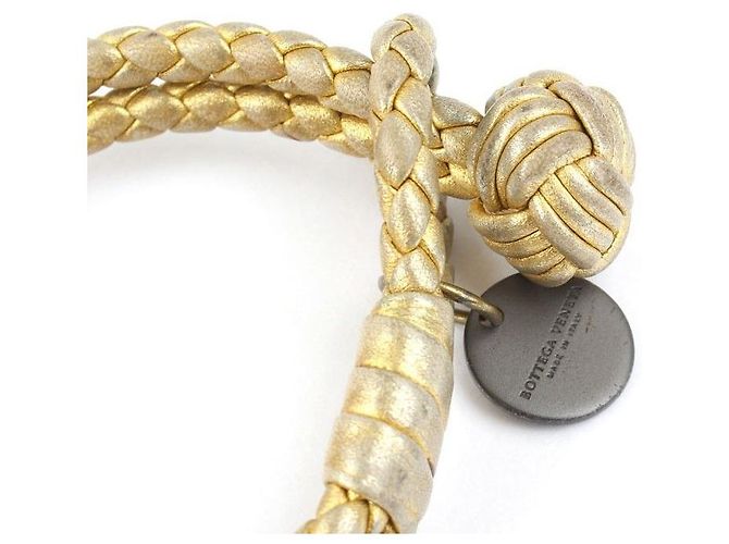 Bottega Veneta Bracciale charm rotondo in pelle intrecciata e metallo dorato D'oro - vista 4