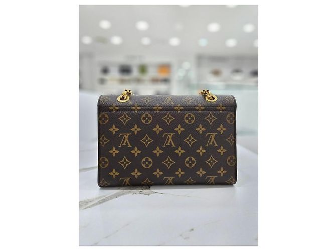 Louis Vuitton Victorine Monogram Schultertasche Braun - vista 18
