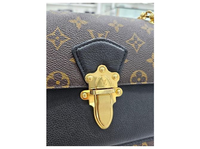 Louis Vuitton Victorine Monogram Schultertasche Braun - vista 24
