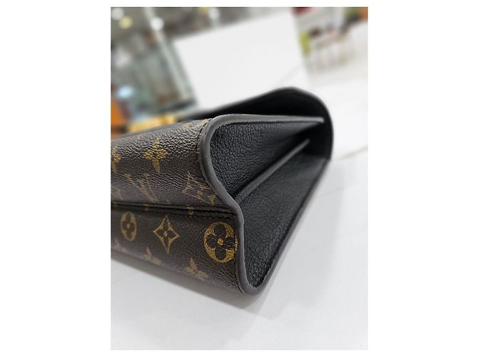 Louis Vuitton Victorine Monogram Schultertasche Braun - vista 9