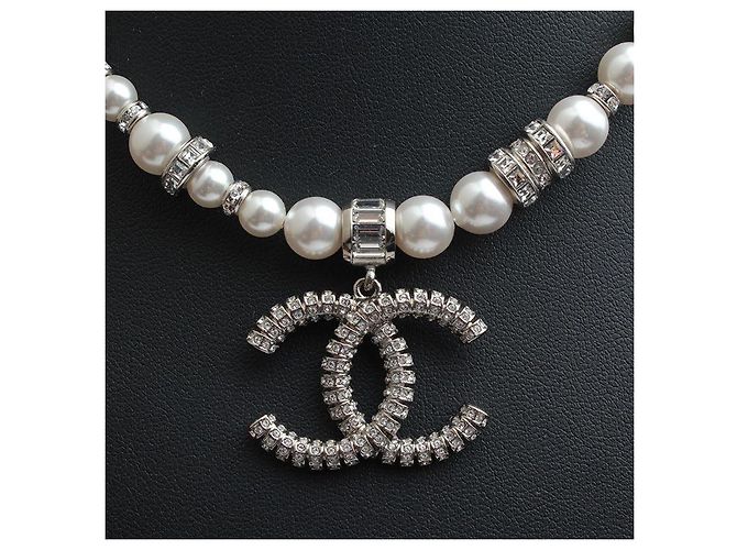 Chanel Collana con pendente a catena di perle con logo CC Nero - vista 4