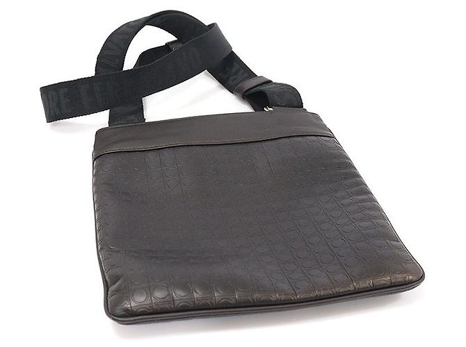 Salvatore Ferragamo Bolsa transversal de couro de bezerro granulado marrom escuro com Gancini - vista 4