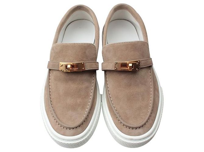 Hermès Kelly Loafer aus taupefarbenem Wildleder und Roségold Braun - Ansicht 2