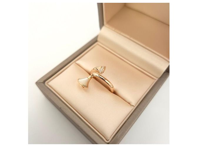 Bulgari Anello Divas Dream in Diamante D'oro - vista 8