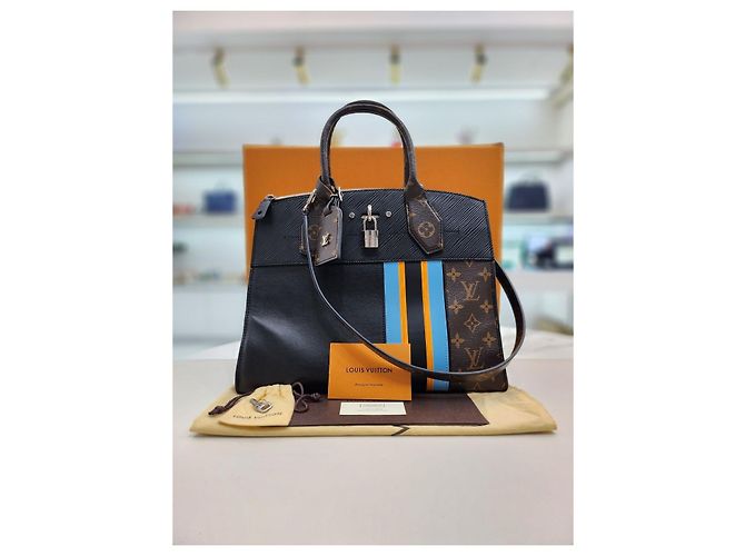 Louis Vuitton Borsa a Spalla City Steamer MM Dot Nero - vista 10