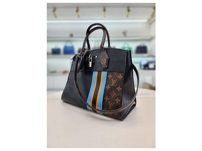 Louis Vuitton Borsa a Spalla City Steamer MM Dot Nero - vista 4