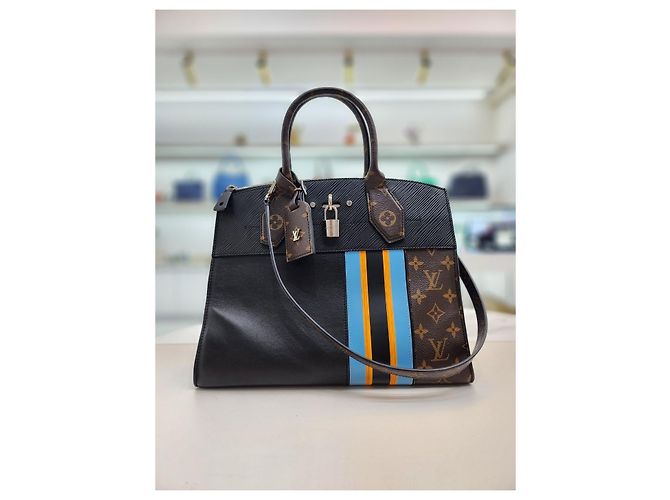 Louis Vuitton Borsa a Spalla City Steamer MM Dot Nero - vista 9