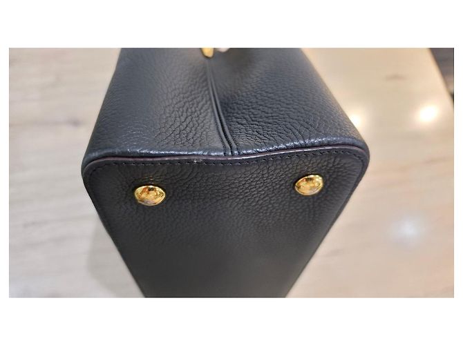 Louis Vuitton Capucines GM Borsa Pelle Granulata Nera Nero - vista 15