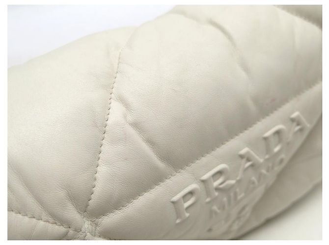 BOLSA DE MÃO PRADA SPECTRUM EM COURO NAPPA COM ALÇA DE CORRENTE DOURADA Cru - vista 17