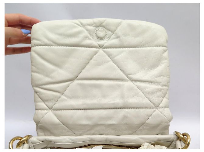 BOLSA DE MÃO PRADA SPECTRUM EM COURO NAPPA COM ALÇA DE CORRENTE DOURADA Cru - vista 8