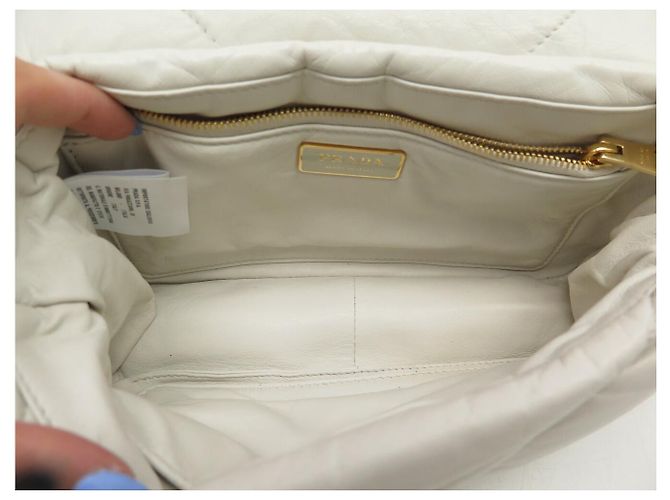 BOLSA DE MÃO PRADA SPECTRUM EM COURO NAPPA COM ALÇA DE CORRENTE DOURADA Cru - vista 9