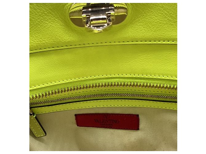Borsa Tote Valentino Garavani Medium Rockstud Double Handle in pelle giallo neon - vista 10