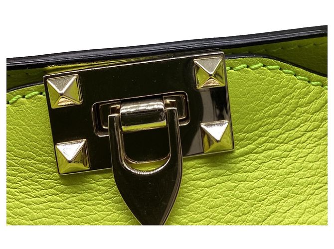 Borsa Tote Valentino Garavani Medium Rockstud Double Handle in pelle giallo neon - vista 11