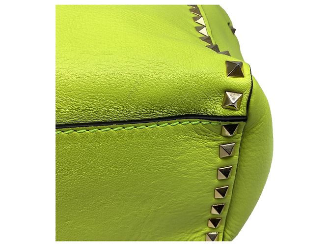 Borsa Tote Valentino Garavani Medium Rockstud Double Handle in pelle giallo neon - vista 12