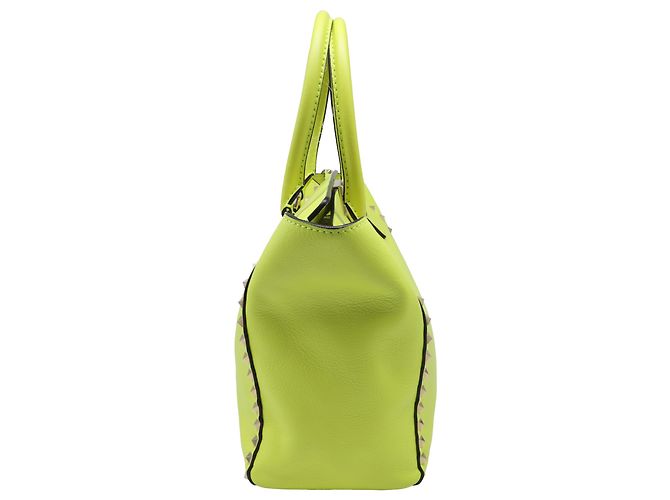 Borsa Tote Valentino Garavani Medium Rockstud Double Handle in pelle giallo neon - vista 4