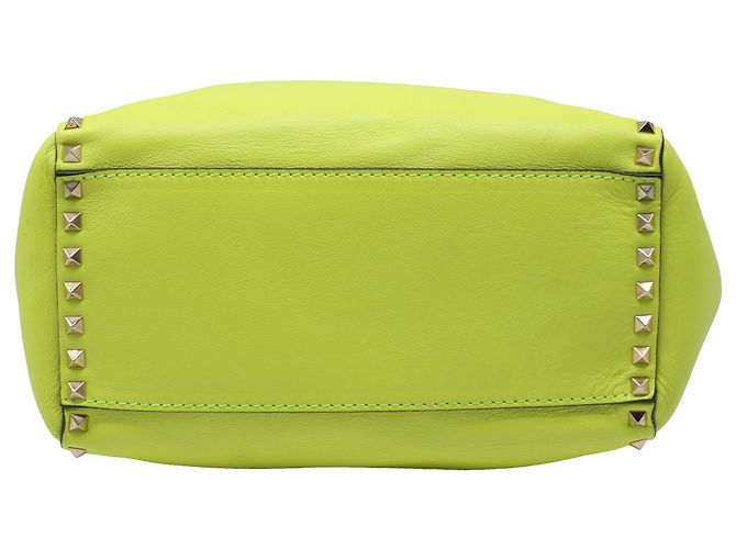 Borsa Tote Valentino Garavani Medium Rockstud Double Handle in pelle giallo neon - vista 5