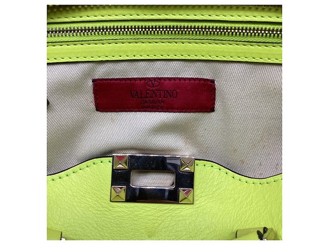Borsa Tote Valentino Garavani Medium Rockstud Double Handle in pelle giallo neon - vista 7