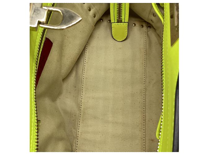 Borsa Tote Valentino Garavani Medium Rockstud Double Handle in pelle giallo neon - vista 9