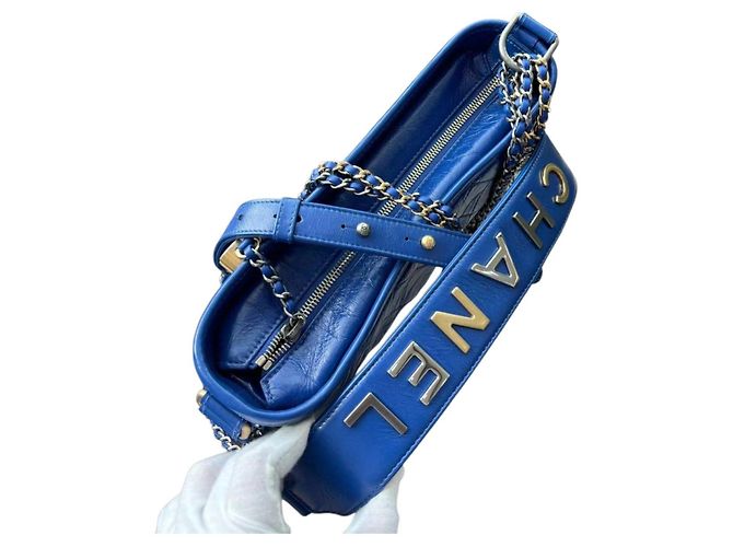 Chanel Gabrielle Borsa a Tracolla in Pelle Blu - vista 9
