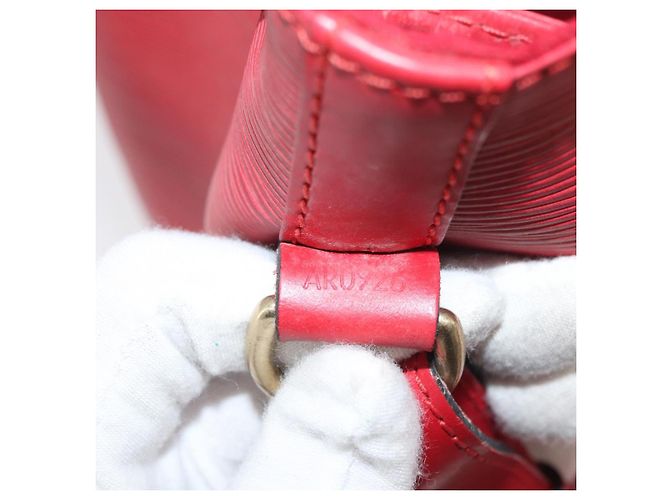 Borsa a tracolla LOUIS VUITTON Epi Noe Rosso M44007 LV Auth 180369A - vista 12
