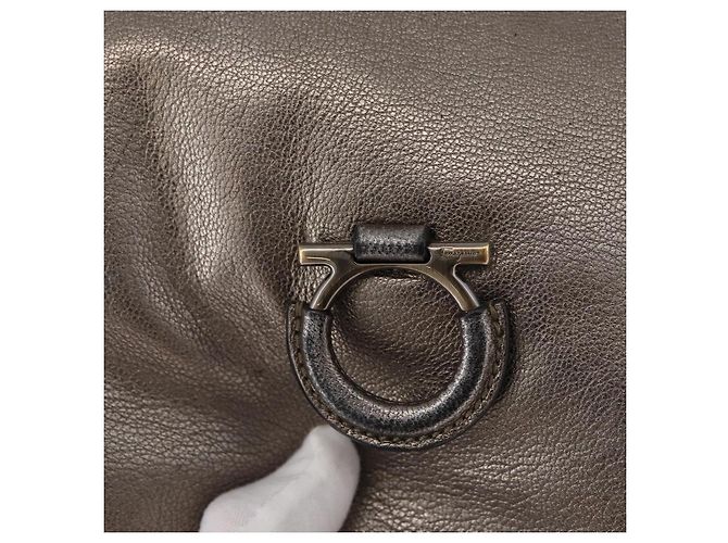 Borsa a tracolla Salvatore Ferragamo Gancini in pelle argento Auth BA12795A - vista 17