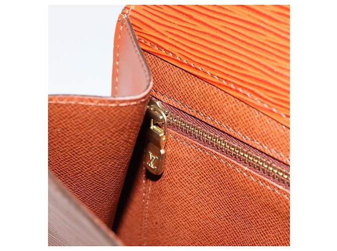 Clutch LOUIS VUITTON Epi Art Deco Marrone M52633 LV Auth BA12822 - vista 10
