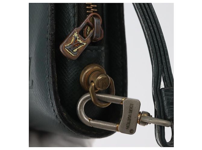 LOUIS VUITTON Clutch Taiga Baikal Epicea M30184 LV Auth 179963 - vista 9