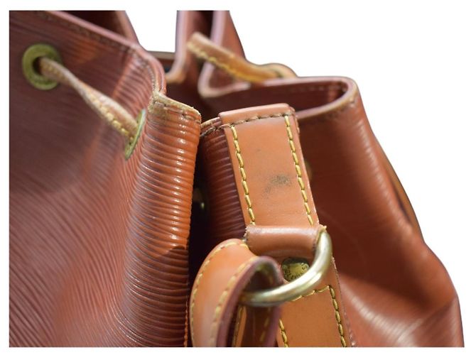 Louis Vuitton Noé Borsa a Secchiello Pelle Epi Marrone Kenyan - vista 16
