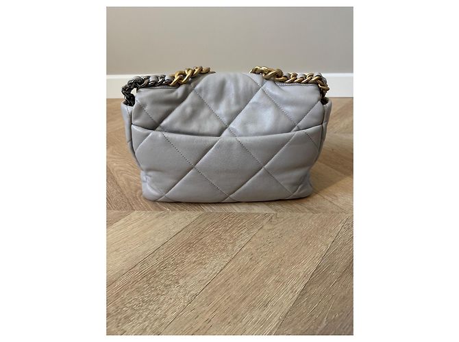 Bolso Chanel 19 Modelo Grande Gris Perla - vista 2
