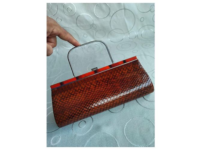 Autre Marque Braune Clutch aus geprägtem Pythonleder mit Griff - Ansicht 16