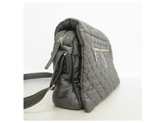 Borsa a tracolla Chanel Coco Cocoon in nylon grigio Marrone - vista 2