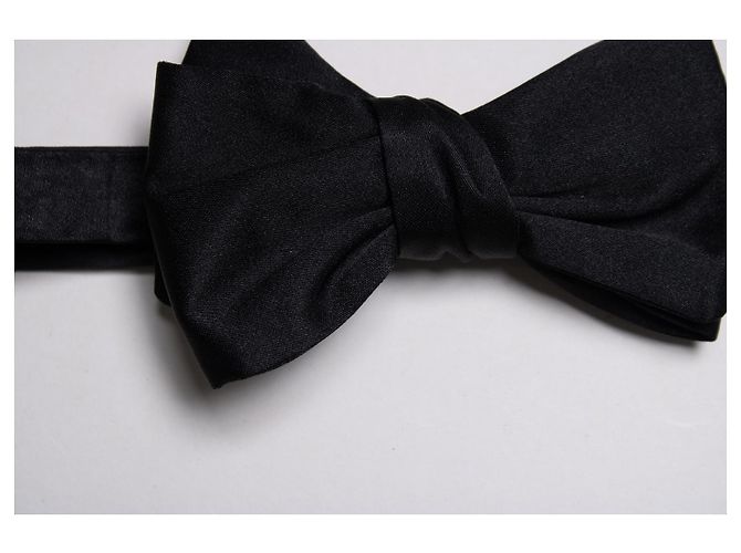 Givenchy, nœ papillon en satin noir - vue 3
