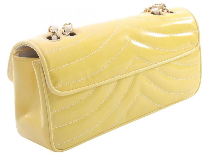 Borsa a tracolla Chanel V-Stitch in vernice giallo - vista 2