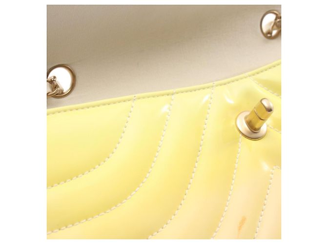 Borsa a tracolla Chanel V-Stitch in vernice giallo - vista 6