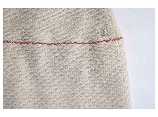Chanel, falda de tweed beige con líneas rojas - vista 6